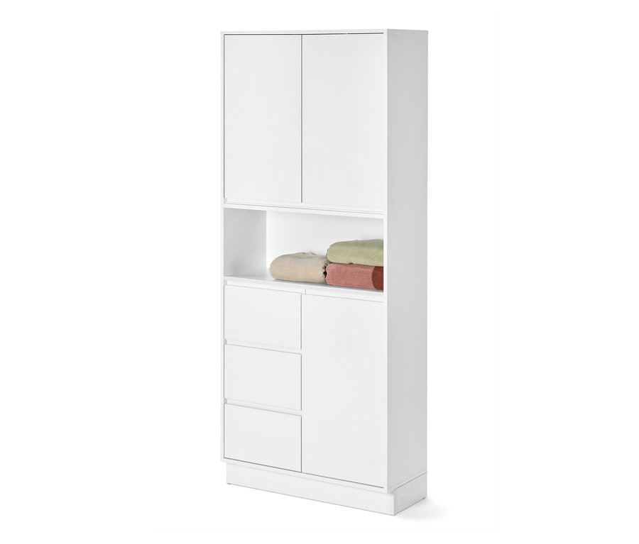Armoire haute de salle de bain blanche avec étagères et serviettes.