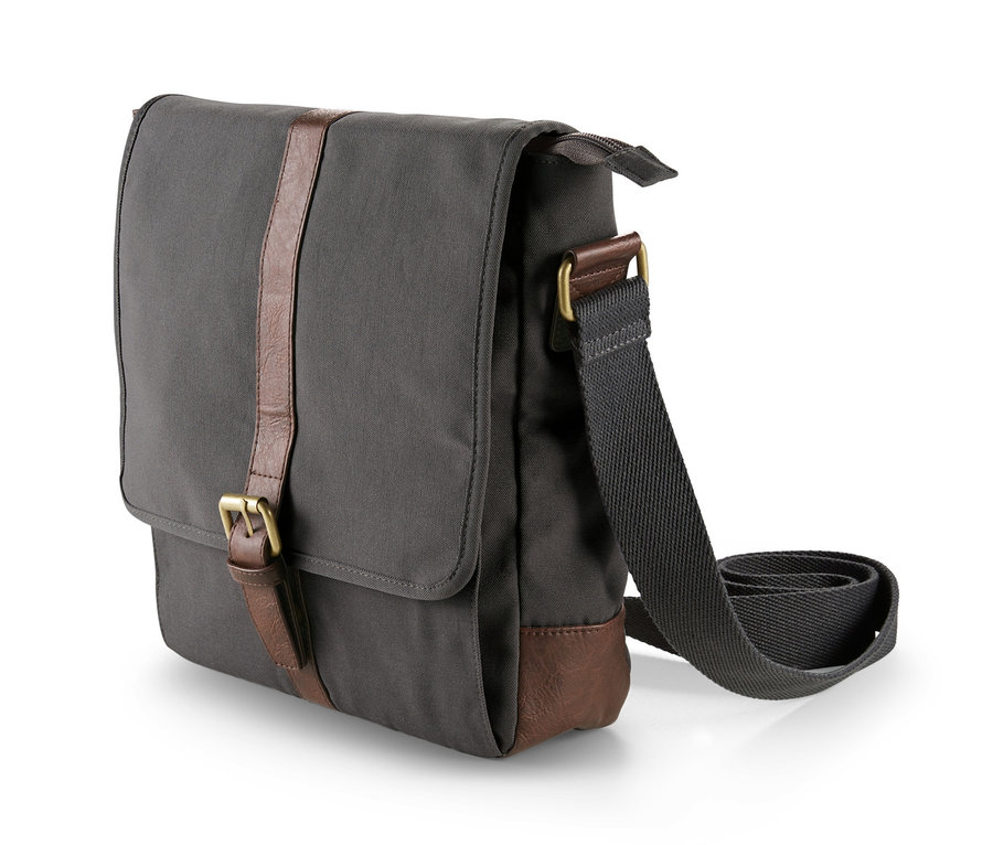 Sac à porter en travers gris avec des accents de cuir marron.
