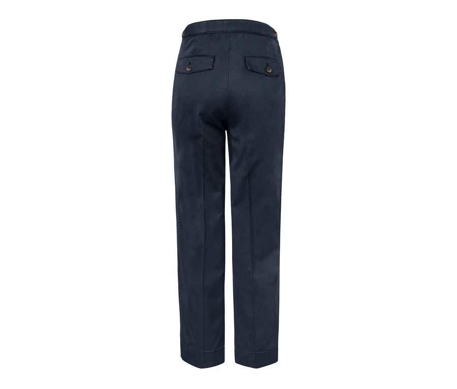 Vue détaillée de l'arrière d'un chino bleu foncé.