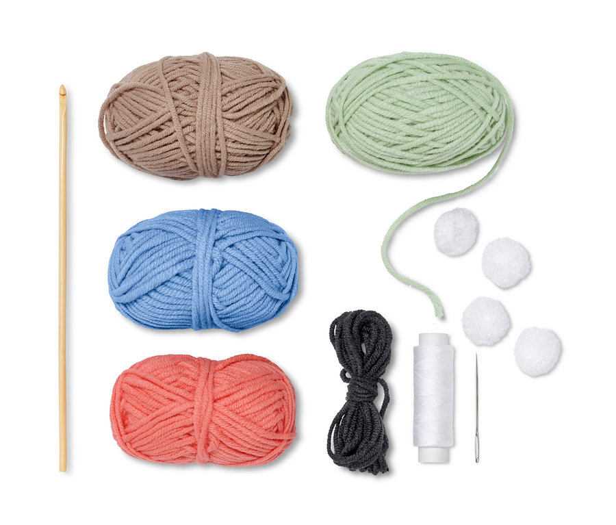 Kit DIY pour couvre-œufs en crochet avec fil marron, vert, bleu et corail, crochet, fil, aiguille et pompons.