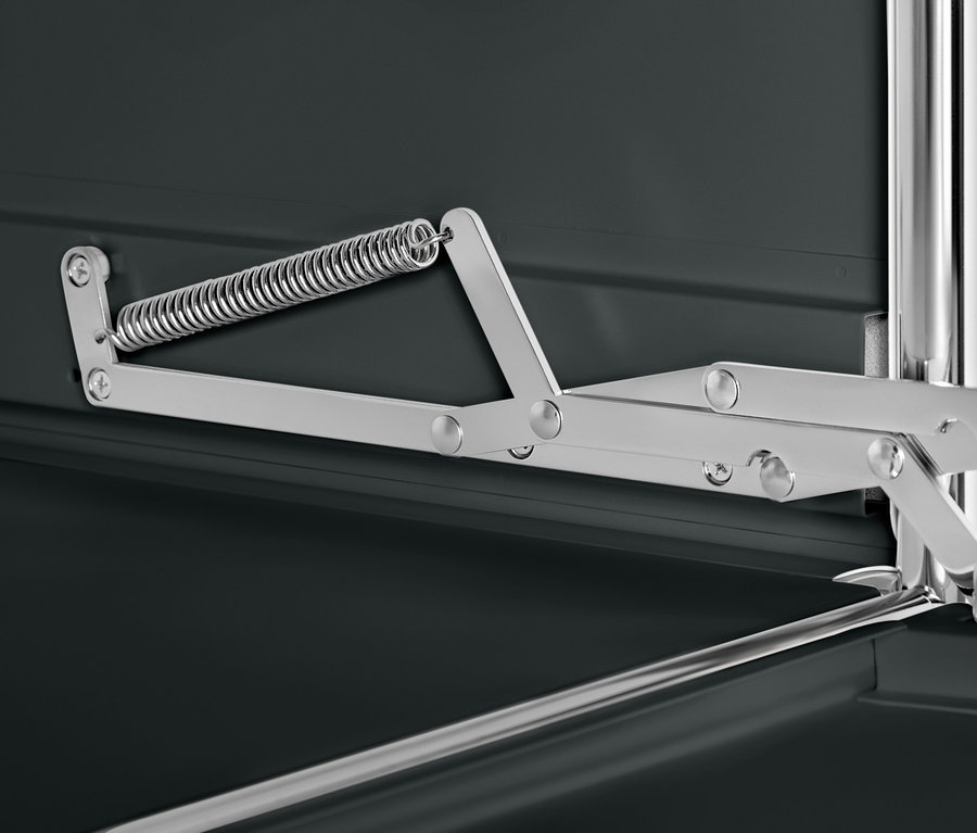 Détail du mécanisme du système d'armoires en métal noir « CN3 ».