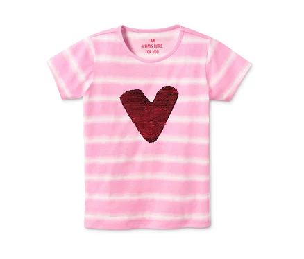 T-shirt rayé rose en coton bio avec un cœur rouge à paillettes.