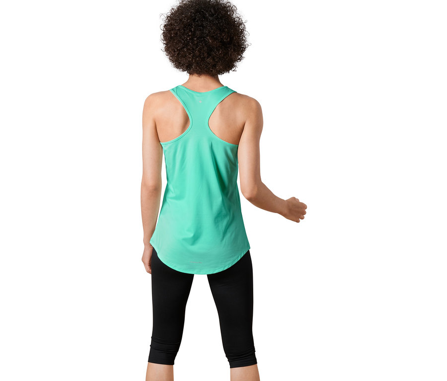 Vue arrière d'une femme aux cheveux bouclés portant un haut de sport vert d'un ensemble de 2 et un legging noir.