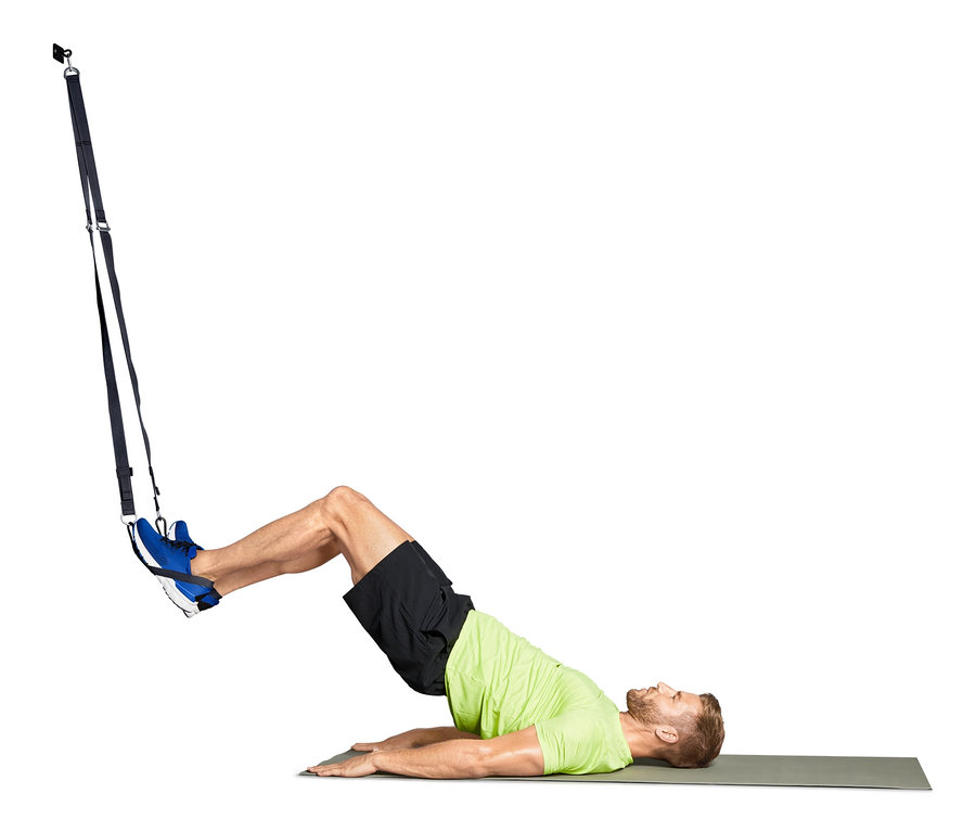 Un homme s'entraîne avec des sangles de suspension.