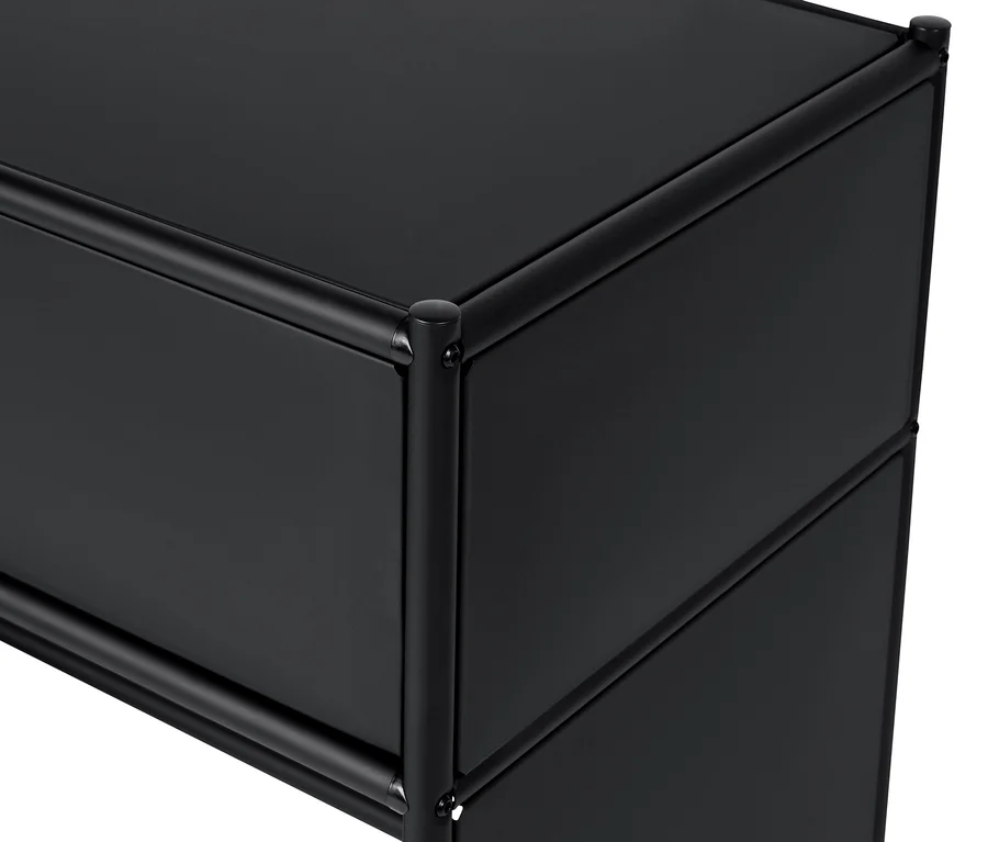 Détail d'une console en métal « CN3 » avec un tiroir, all black.