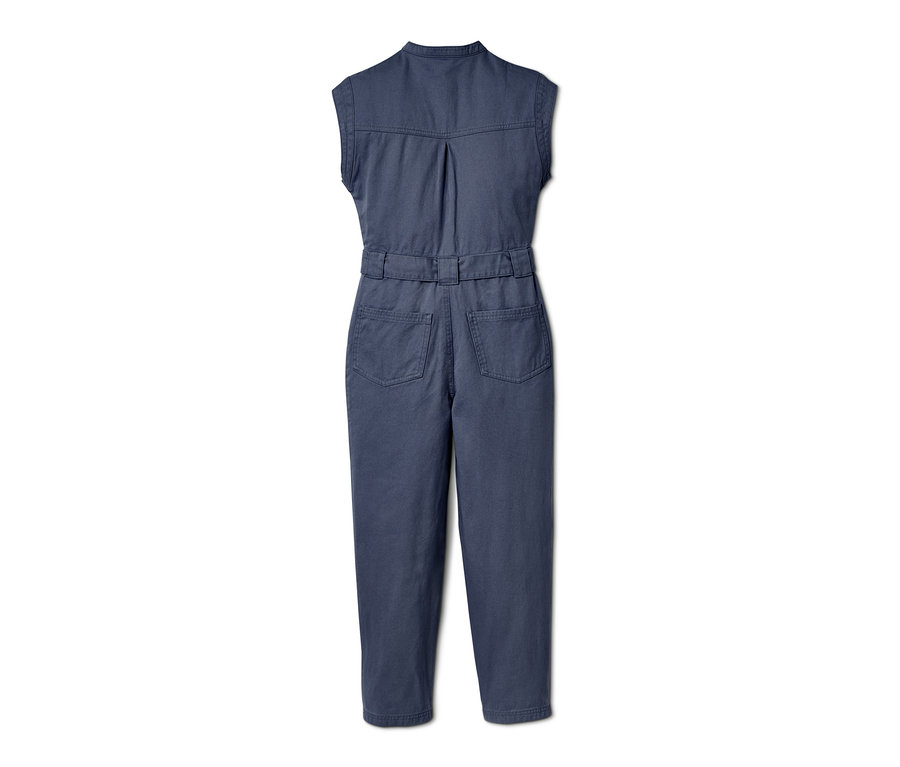 Combinaison bleue avec ceinture à l'arrière.