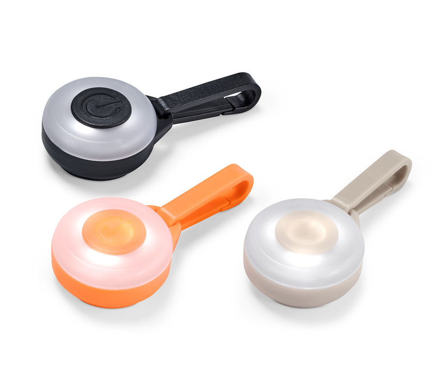 Trois pendentifs à LED de différentes couleurs.