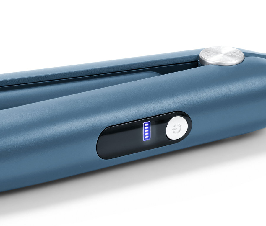 Gros plan d'un fer à lisser sans fil avec indicateur de charge de la batterie.