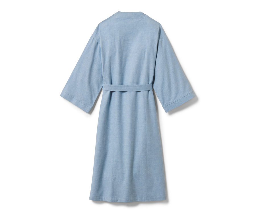Robe de chambre en flanelle bleue avec ceinture.