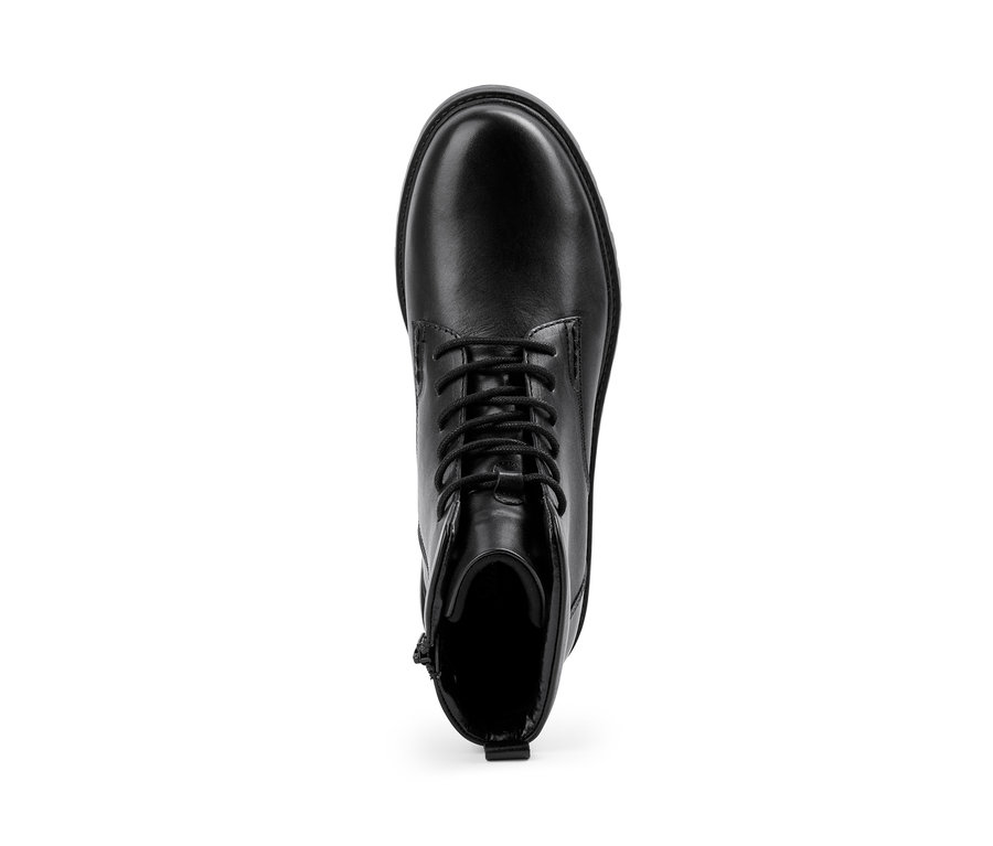 Gros plan vu de dessus de bottines en cuir noires à lacets.