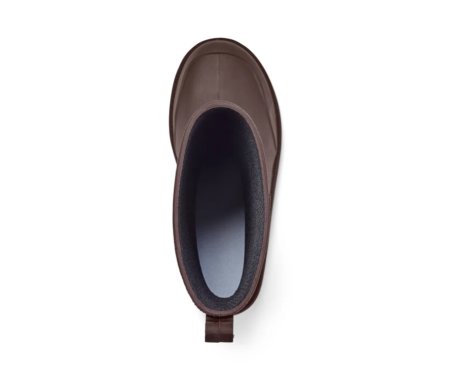 Vue de dessus de bottes de pluie recyclables marron sur fond blanc.