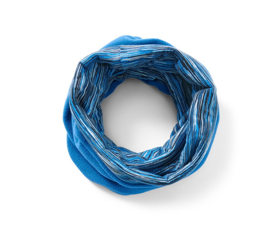 Un col en polaire thermique bleu clair est posé sur un fond blanc.