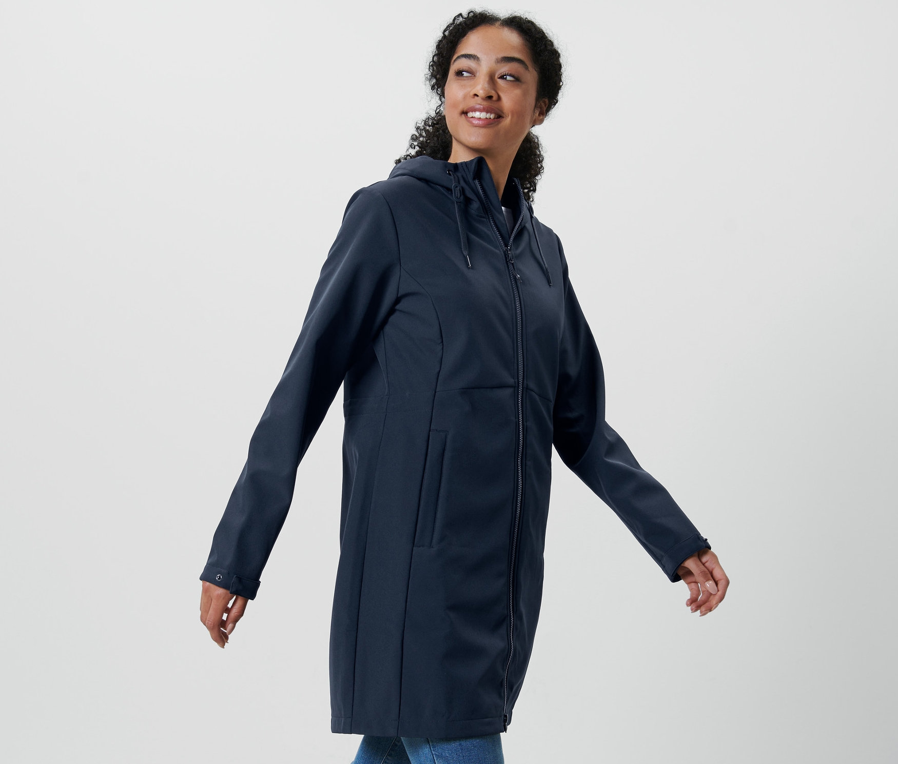 Femme portant un manteau en softshell bleu foncé.