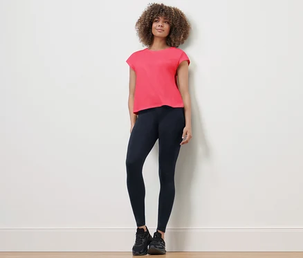 Femme debout portant un legging de sport et un t-shirt.
