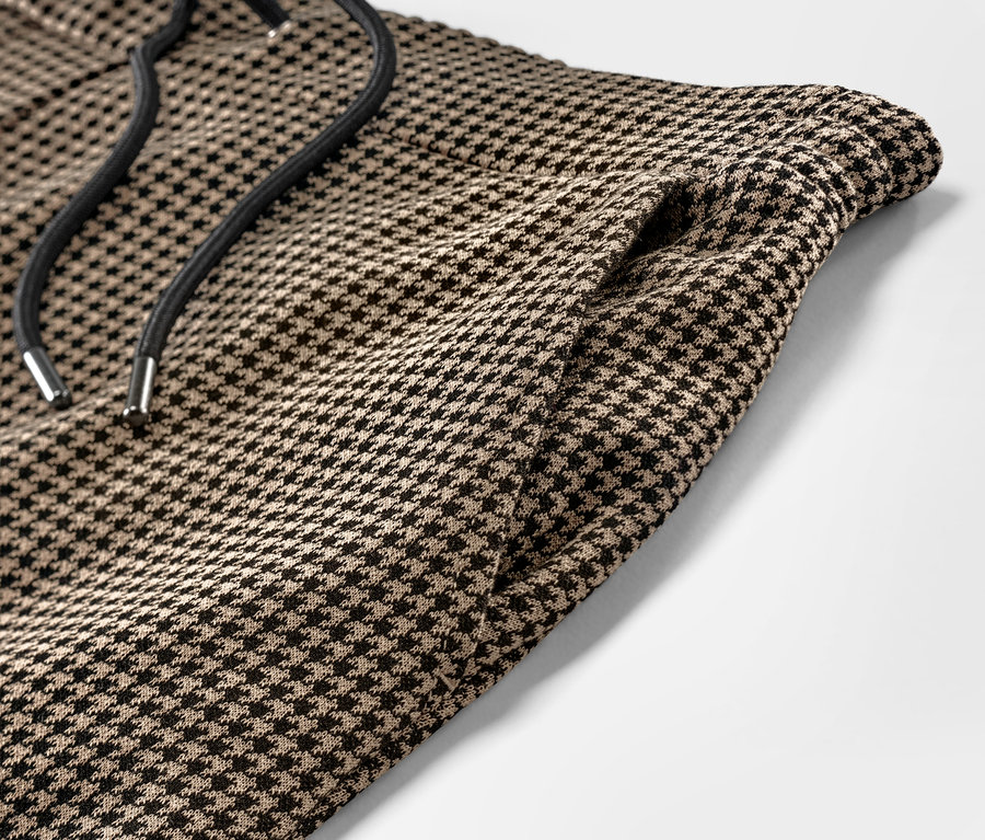 Gros plan sur un pantalon de jogging avec jacquard pied-de-poule.