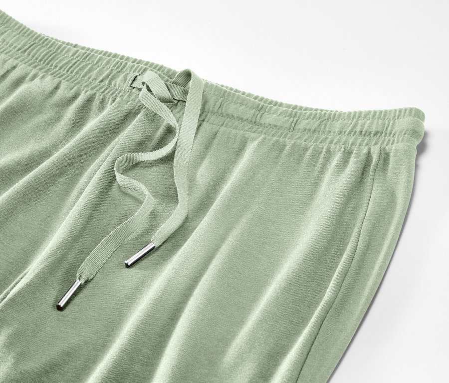 Gros plan d'un pantalon de pyjama.
