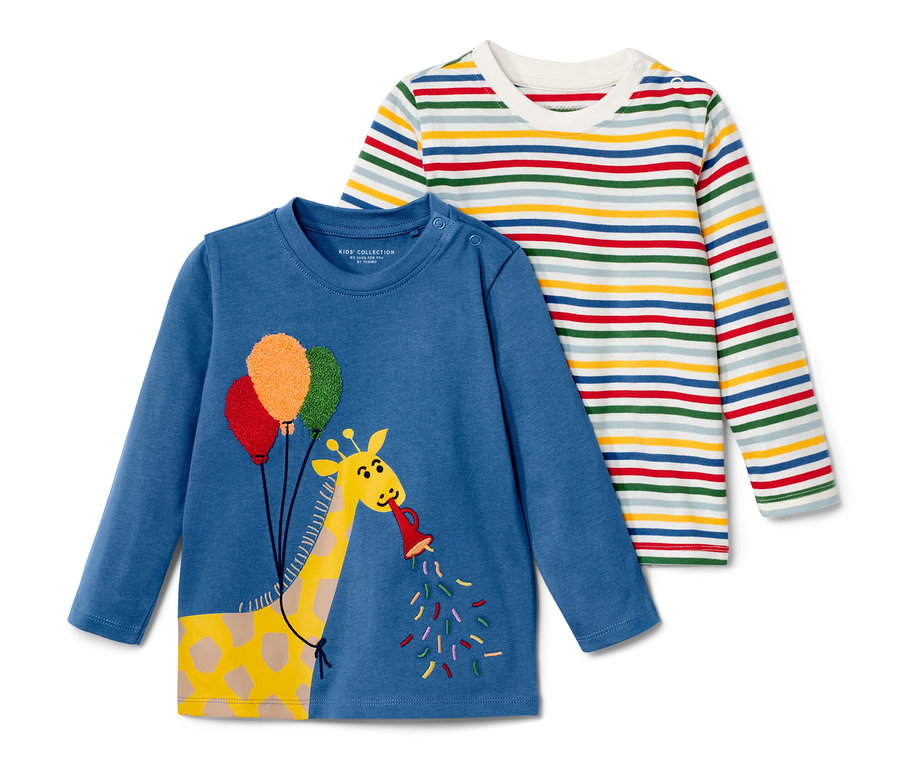 Deux t-shirts à manches longues pour enfants, un bleu avec une girafe et des ballons, l'autre rayé.