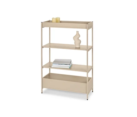 Console beige avec quatre étagères, des bougies sur l'étagère supérieure, un vase sur la deuxième et des livres sur la troisième.