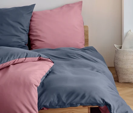 Deux oreillers et couettes bleus et roses de parure de lit en microfibre et flanelle de taille normale et grande taille sont posés sur un lit.