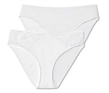 Deux slips blancs.