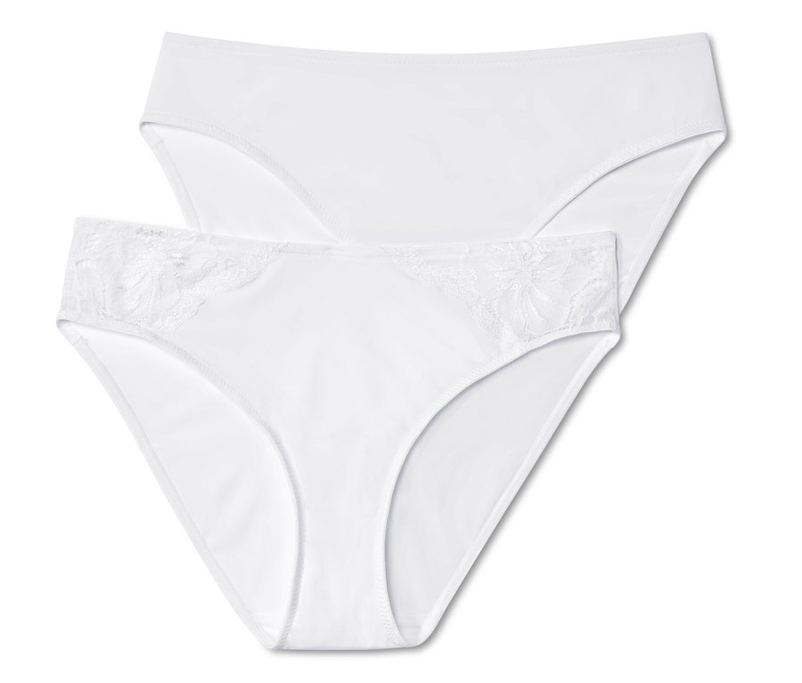 Deux slips blancs.
