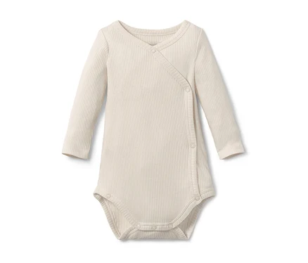 Body avec modal pour bébé beige à manches longues, posé à plat.