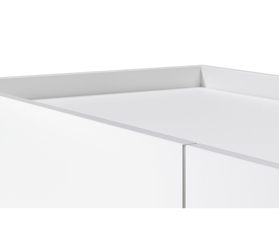 Détail d'un buffet blanc, d'une armoire et d'un meuble haut.