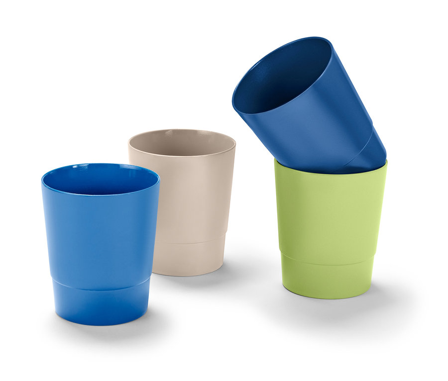 Quatre gobelets en plastique bleu, beige et vert.