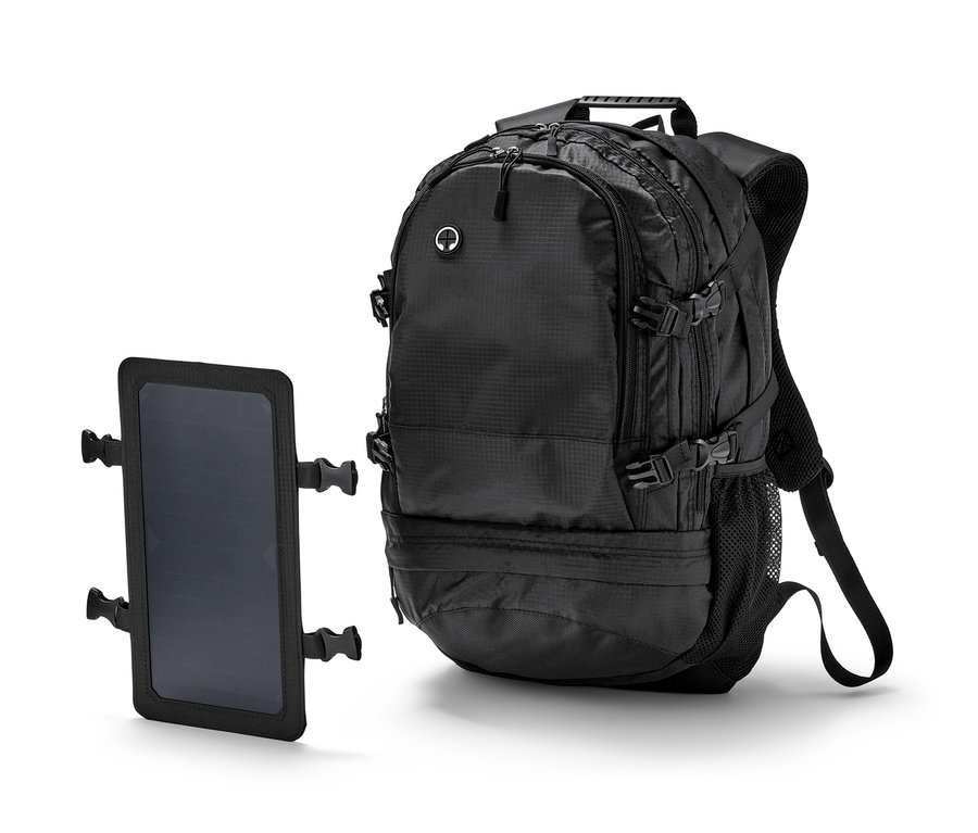 Un sac à dos solaire noir et un panneau solaire sur fond blanc.