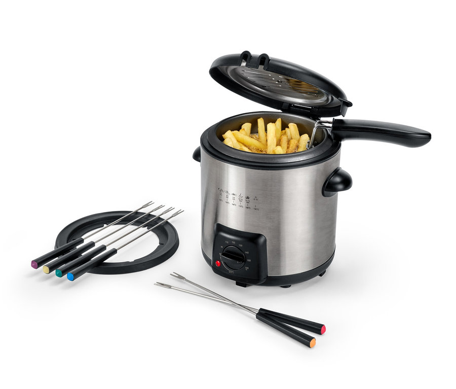 Mini friteuse et appareil à fondue avec des frites et des fourchettes.