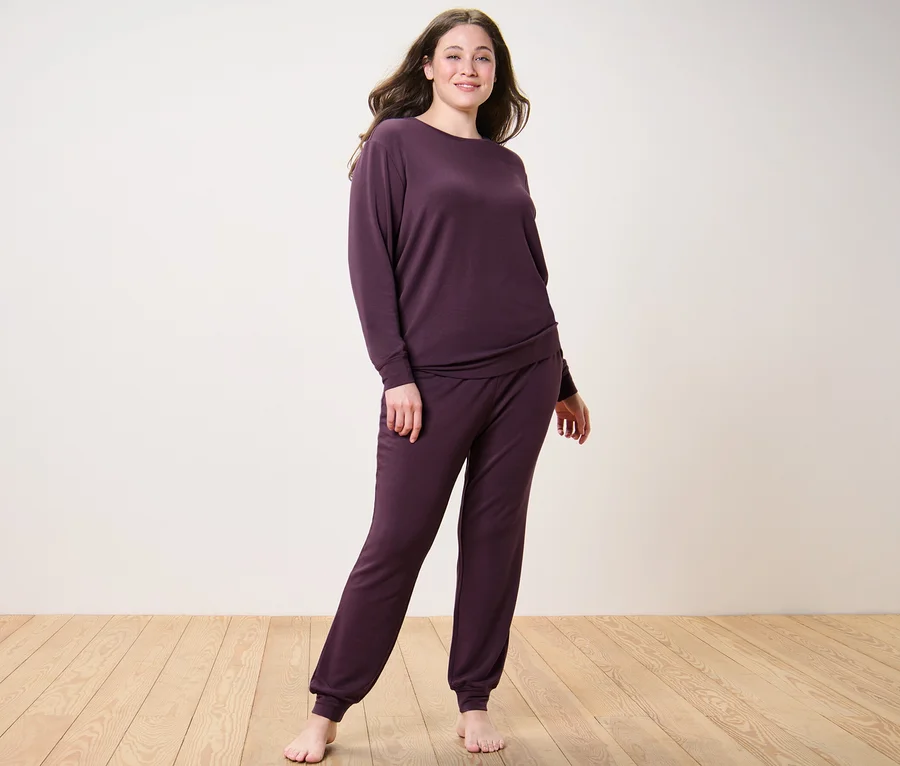 Femme posant en tenue d’intérieur.