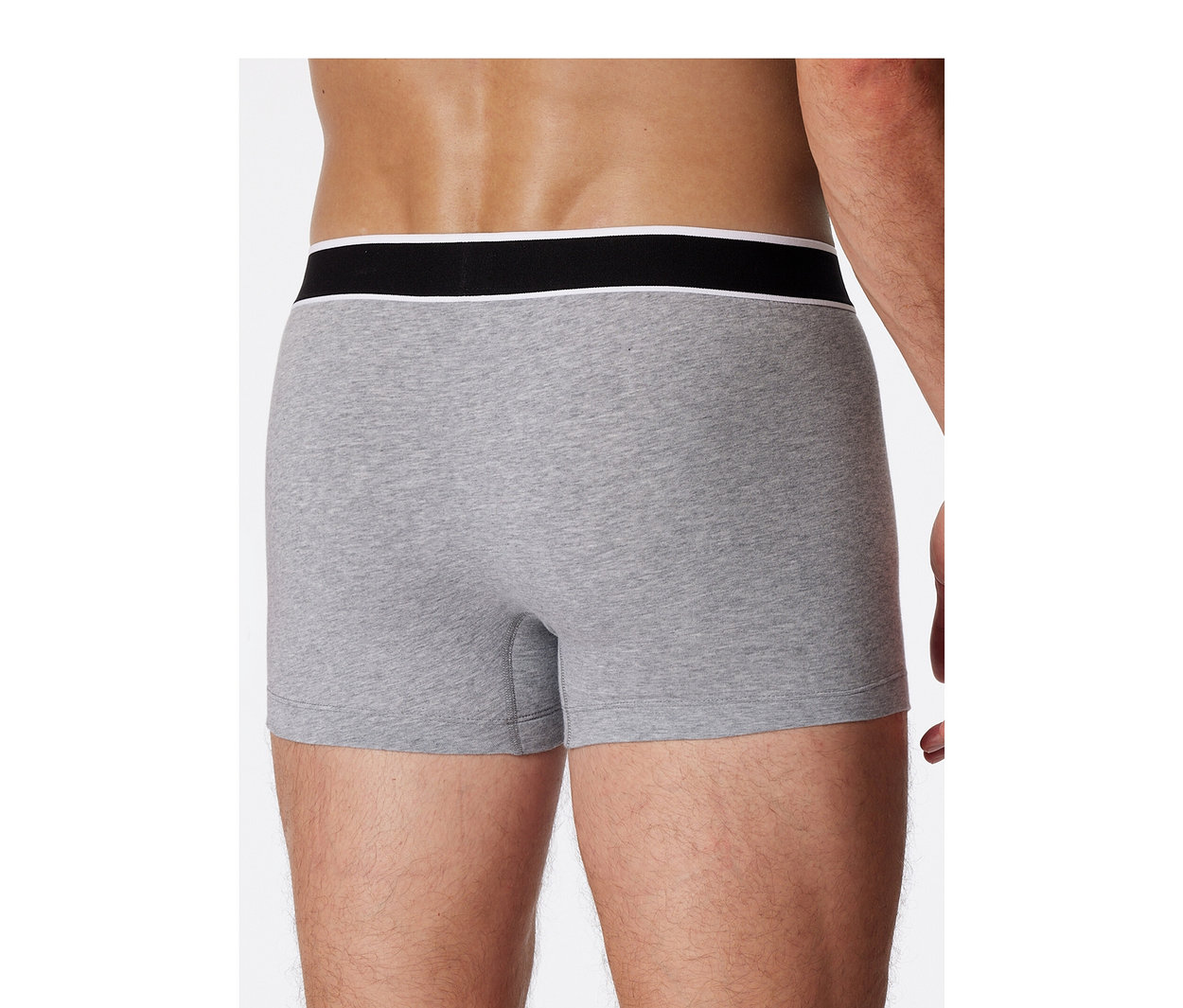Vue de dos d'une personne portant un short SCHIESSER gris chiné avec une ceinture noire et blanche.