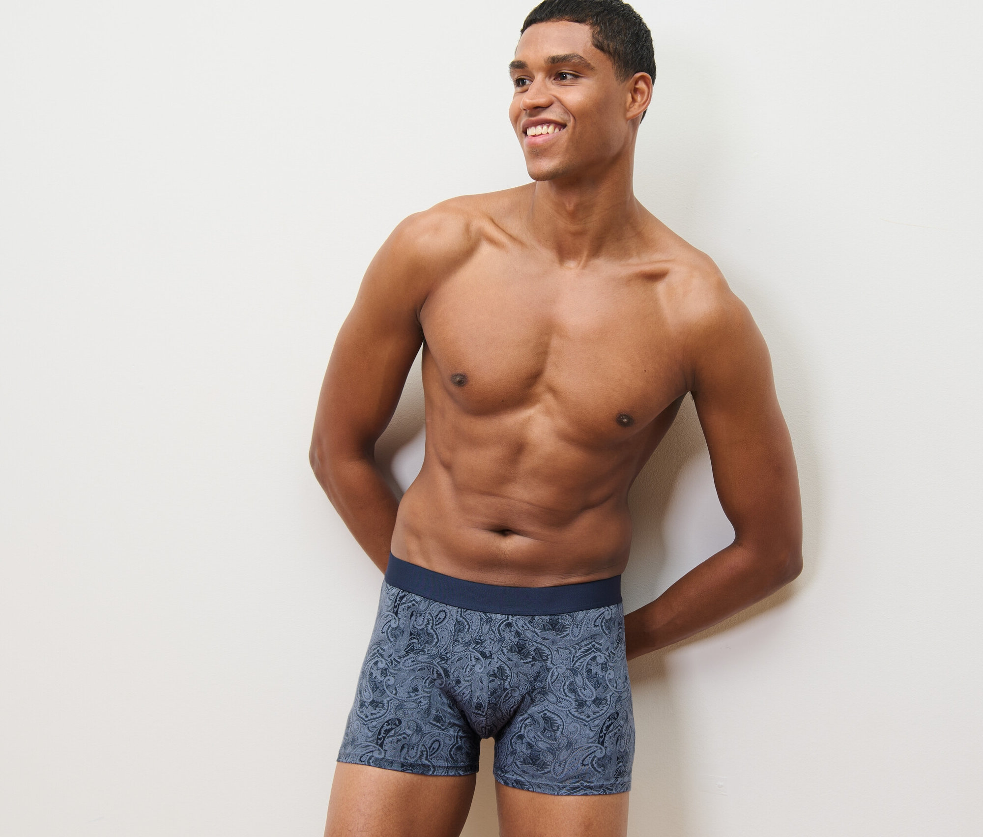 Homme souriant posant en 4 boxers.