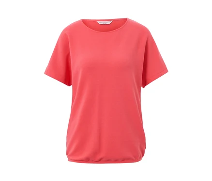 Blouse corail à manches courtes.