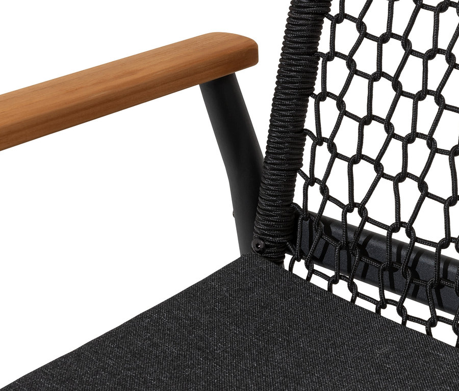 Gros plan d'une chaise de salle à manger avec accoudoirs en teck et tressage textile.