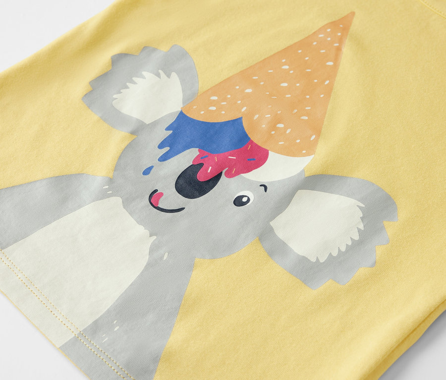 Pyjama court jaune pour enfant avec un koala portant un cornet de glace sur la tête.