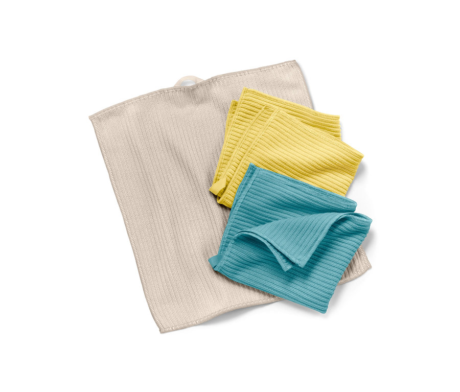 Trois chiffons de nettoyage universels beige, jaune et bleu sont posés sur un fond blanc.