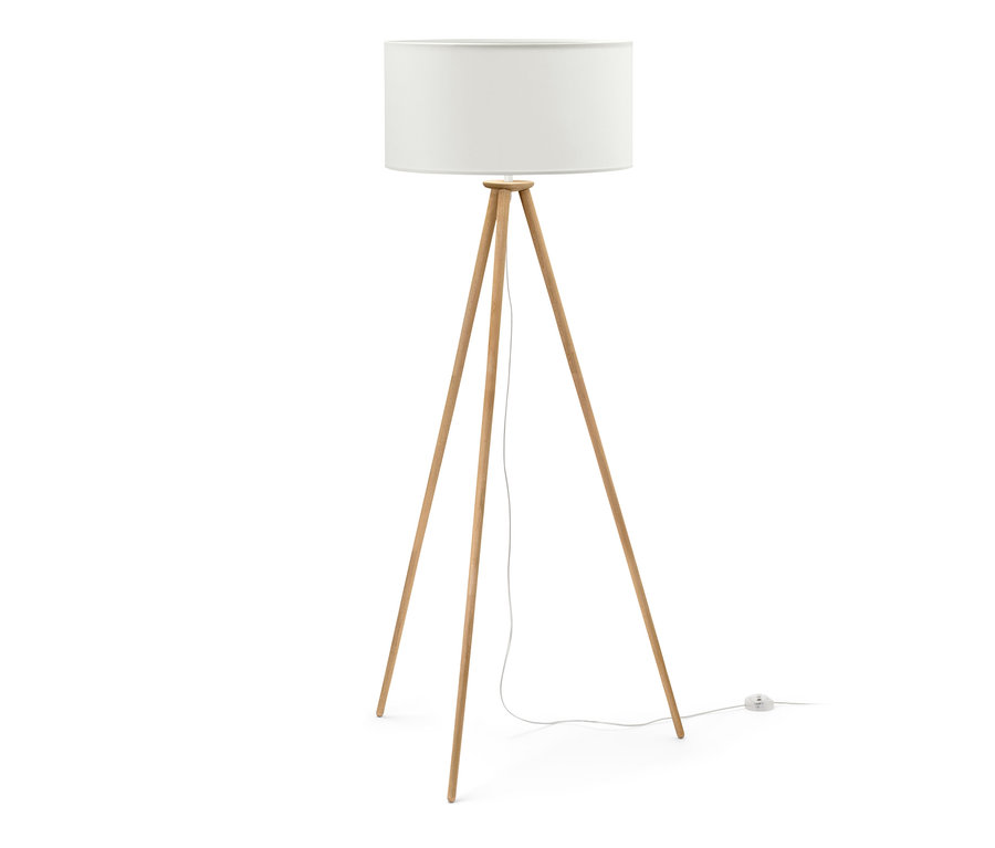 Lampadaire trépied en bois avec abat-jour blanc.