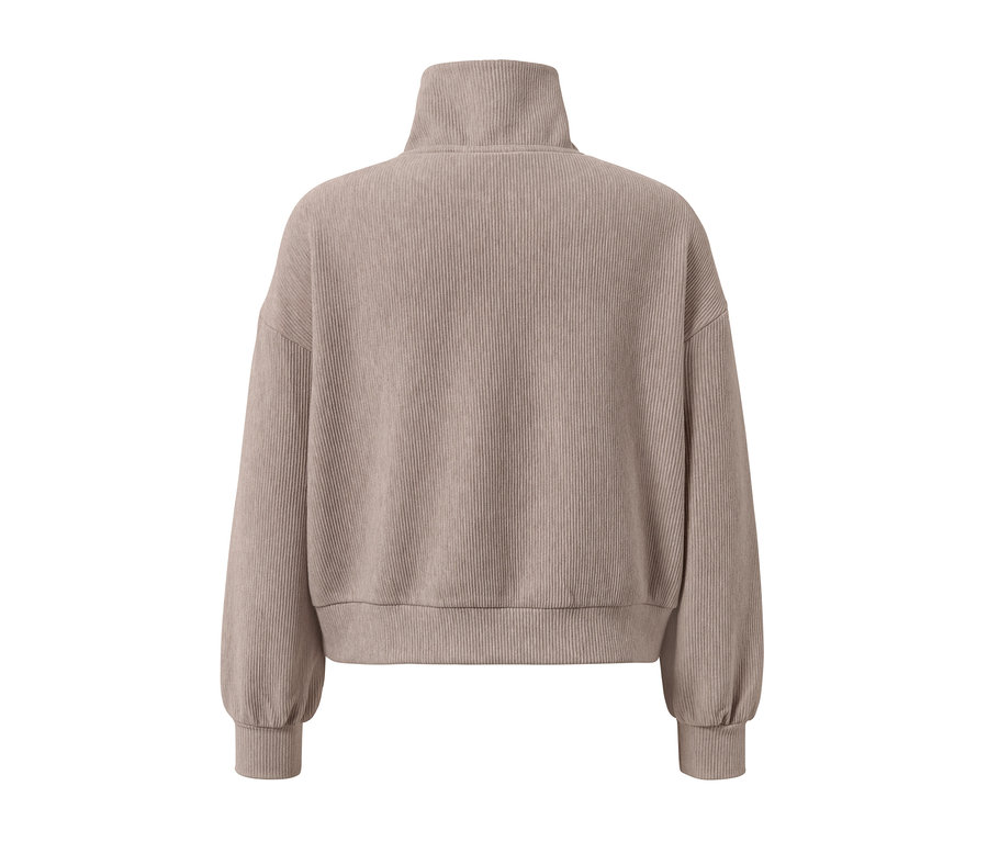 Pull molletonné beige à col montant et manches longues.