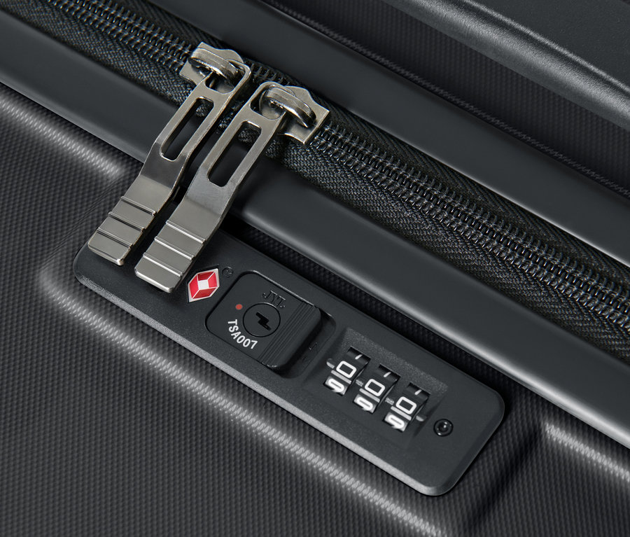 Gros plan d'une grande valise rigide avec serrure à combinaison TSA.