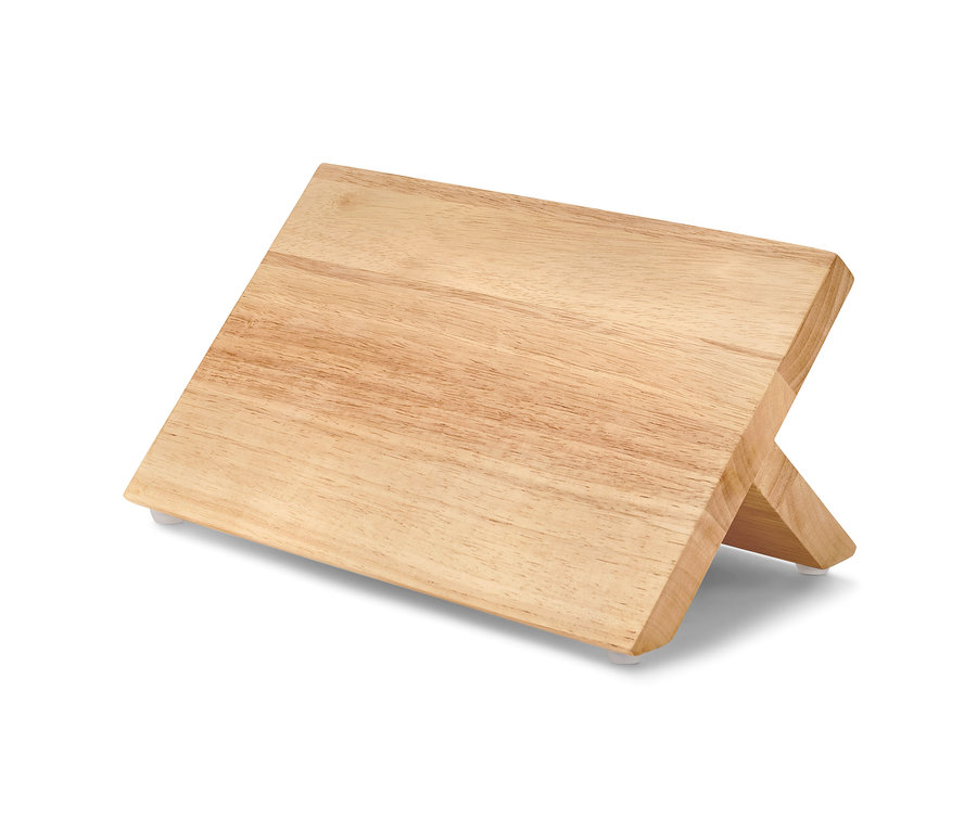 Bloc à couteaux magnétique en bois clair.