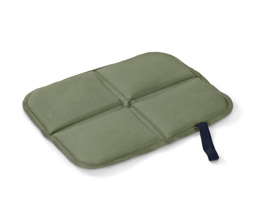 Un coussin d’assise thermique pliable vert.