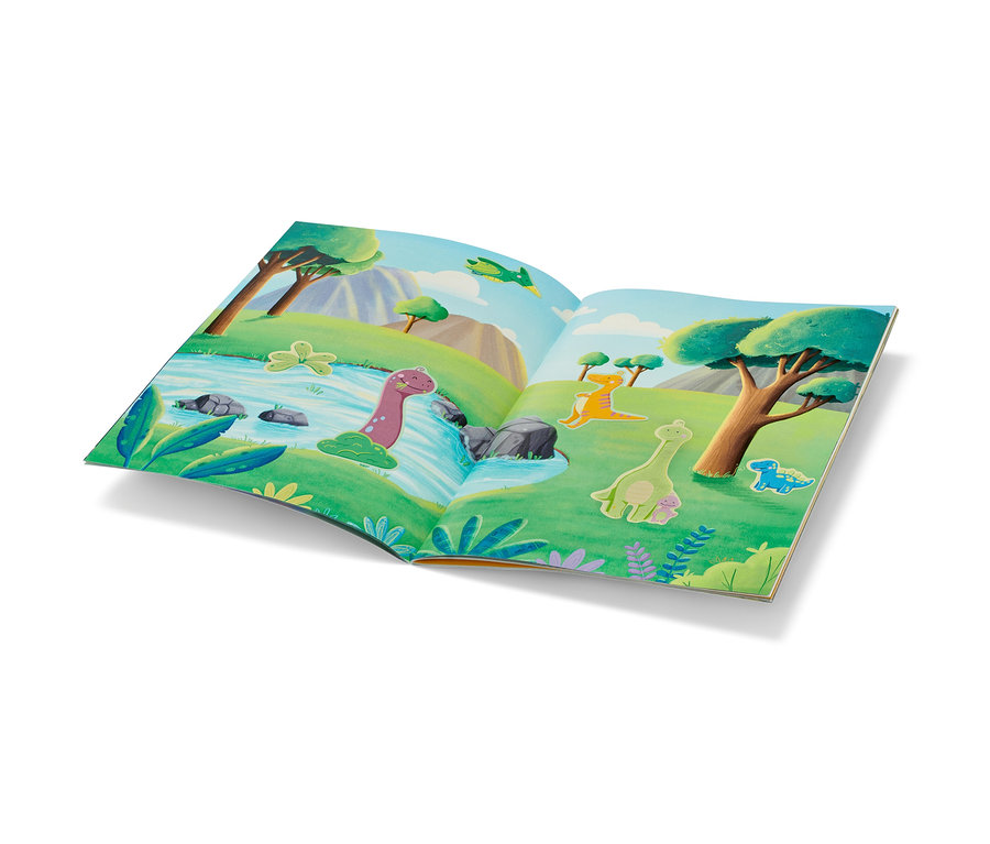 Un livre ouvert, Mon livre d’autocollants métallisés « Au pays des dinosaures » (en allemand), illustrant des dinosaures dans un paysage.