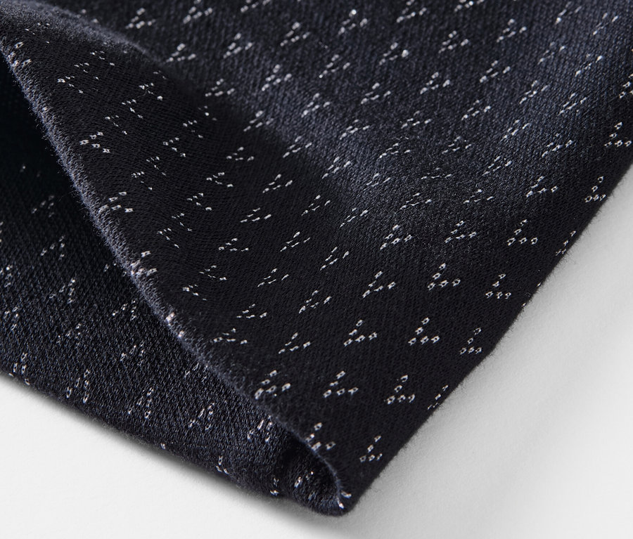 Gros plan d'une jupe en jacquard scintillante.