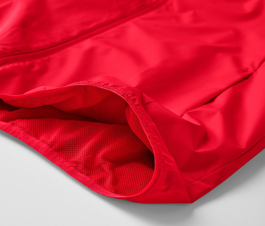Détail d'une veste technique coupe-vent rouge.