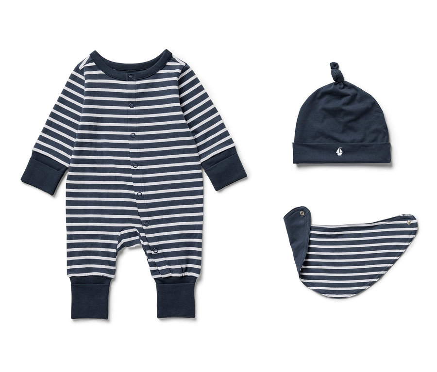 Ensemble pour bébé 3 pièces avec un pyjama rayé, un bonnet et un bavoir bleu marine et blanc.