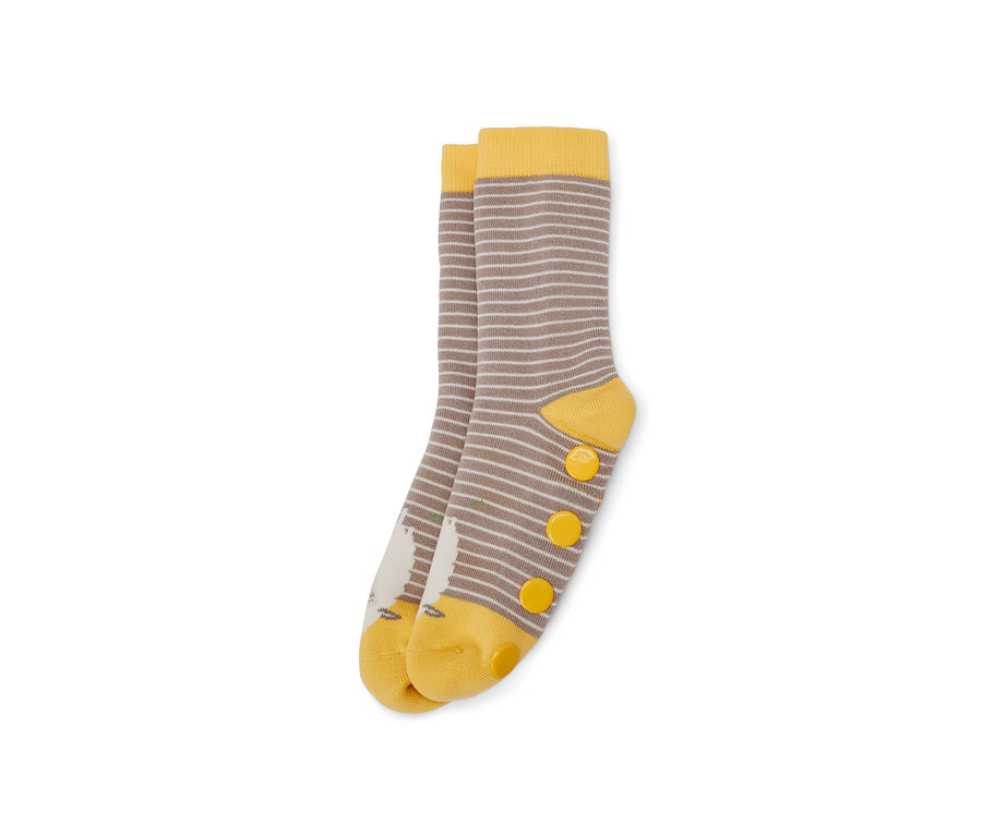 Deux paires de chaussettes antidérapantes pour enfants avec des rayures marron et blanches et un bout jaune.