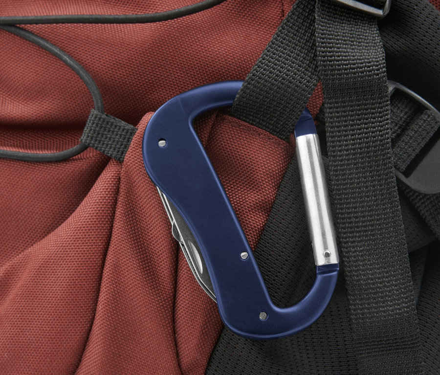Un mousqueton bleu avec outils polyvalents 5 en 1 est accroché à une sangle de sac à dos.