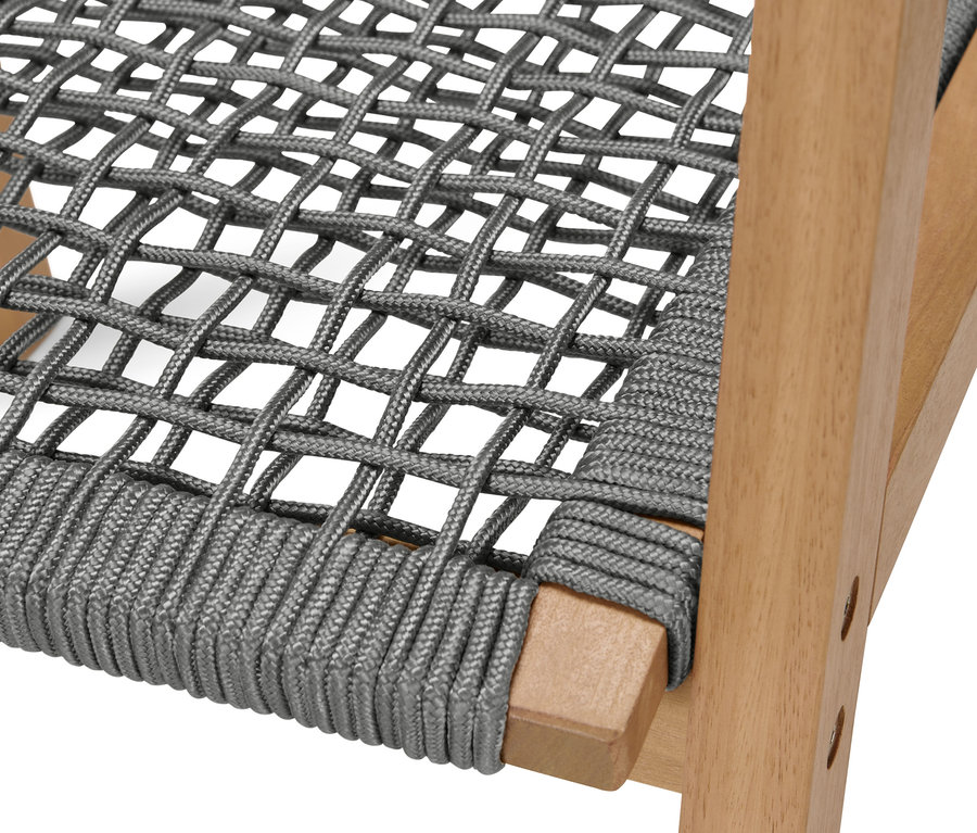 Gros plan d'une chaise à dossier haut avec tissage textile.