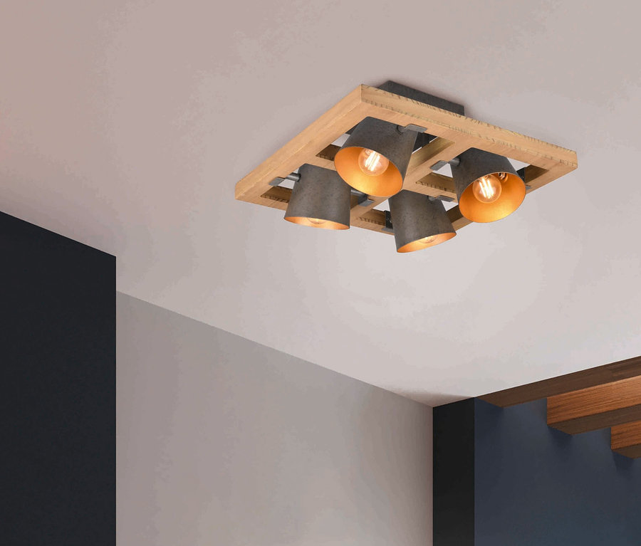Plafonnier Trio Bell à quatre lampes avec cadre en bois et abat-jour gris.
